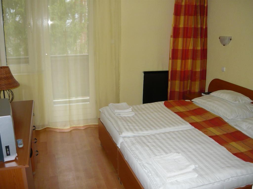 Ezuestfenyo Hotel Телкібанья Номер фото